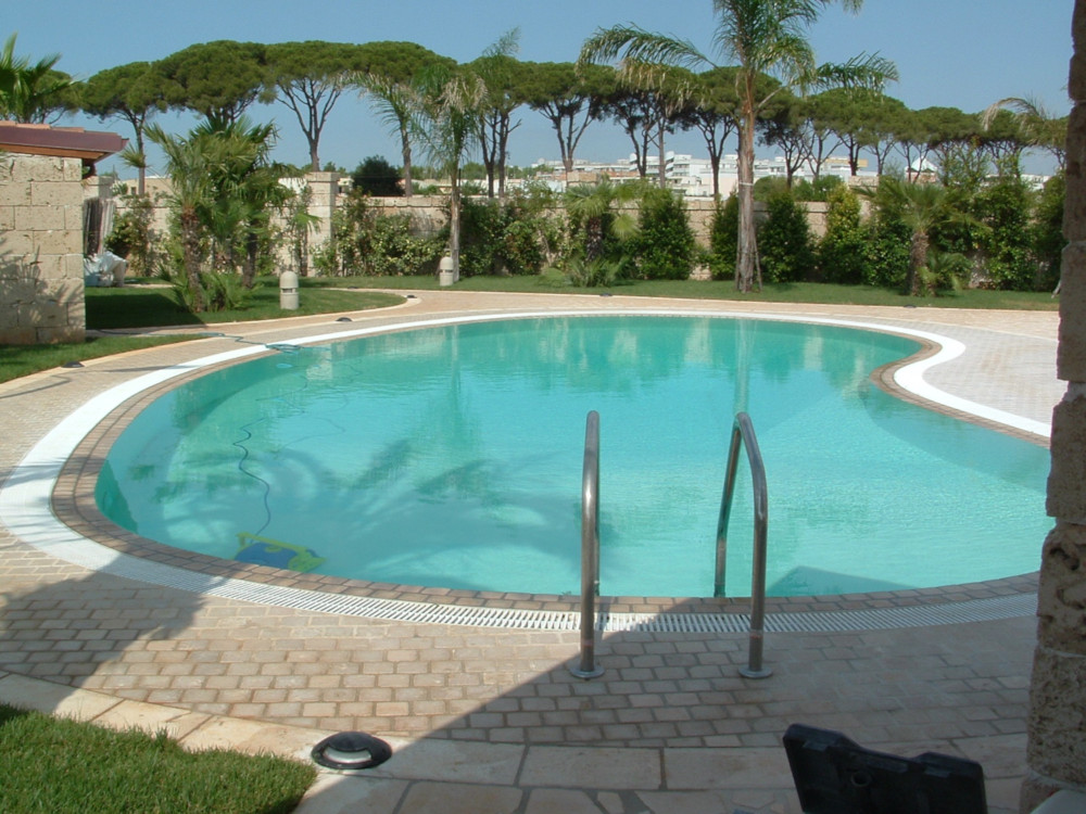 Piscine a sfioro in giardino - Laqua sas