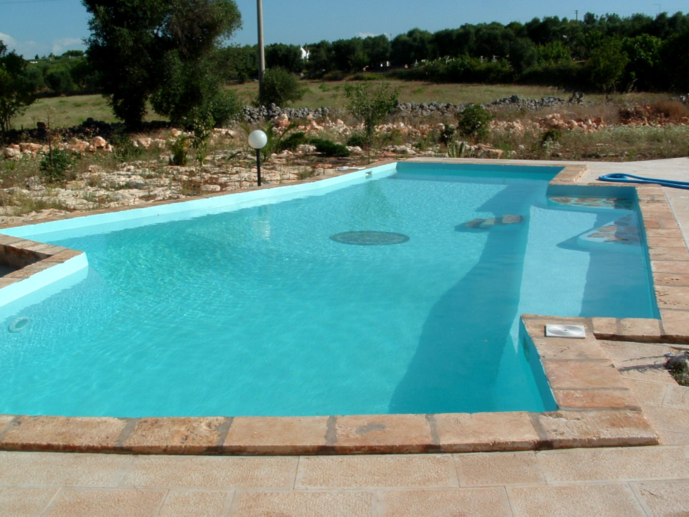 Piscina in campagna, inserimento di elementi naturali - Laqua sas